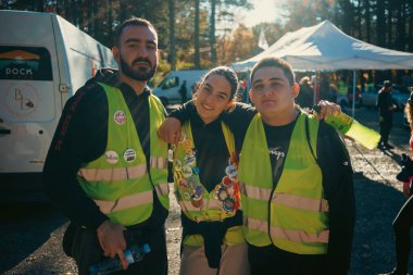 Divcibare, Sırbistan - 27 Ekim 2025: Cacak 'tan Novi Sad' a öğrenci yürüyüşü sahneleri. Novi Sad 'daki tren istasyonunun tepe örtüsü altındaki kurbanların sorumluluğu için yetkililere karşı protesto.