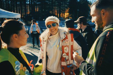 Divcibare, Sırbistan - 27 Ekim 2025: Cacak 'tan Novi Sad' a öğrenci yürüyüşü sahneleri. Novi Sad 'daki tren istasyonunun tepe örtüsü altındaki kurbanların sorumluluğu için yetkililere karşı protesto.