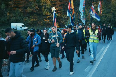 Divcibare, Sırbistan - 27 Ekim 2025: Cacak 'tan Novi Sad' a öğrenci yürüyüşü sahneleri. Novi Sad 'daki tren istasyonunun tepe örtüsü altındaki kurbanların sorumluluğu için yetkililere karşı protesto.