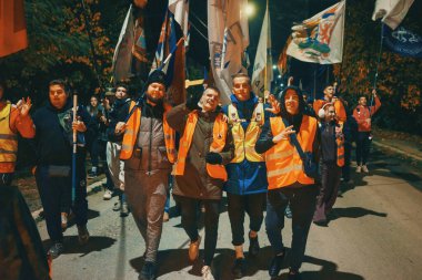 Valthe, Sırbistan - 27 Ekim 2025: Cacak 'tan Novi Sad' a öğrenci yürüyüşü sahneleri. Novi Sad 'daki tren istasyonunun tepe örtüsü altındaki kurbanların sorumluluğu için yetkililere karşı protesto.