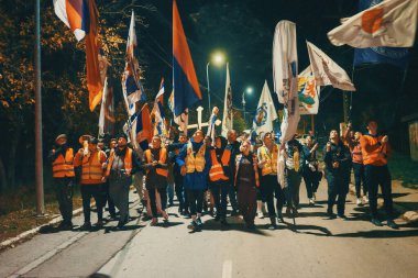 Valthe, Sırbistan - 27 Ekim 2025: Cacak 'tan Novi Sad' a öğrenci yürüyüşü sahneleri. Novi Sad 'daki tren istasyonunun tepe örtüsü altındaki kurbanların sorumluluğu için yetkililere karşı protesto.