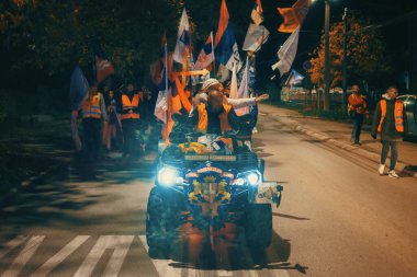 Valthe, Sırbistan - 27 Ekim 2025: Cacak 'tan Novi Sad' a öğrenci yürüyüşü sahneleri. Novi Sad 'daki tren istasyonunun tepe örtüsü altındaki kurbanların sorumluluğu için yetkililere karşı protesto.