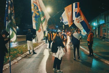 Valthe, Sırbistan - 27 Ekim 2025: Cacak 'tan Novi Sad' a öğrenci yürüyüşü sahneleri. Novi Sad 'daki tren istasyonunun tepe örtüsü altındaki kurbanların sorumluluğu için yetkililere karşı protesto.