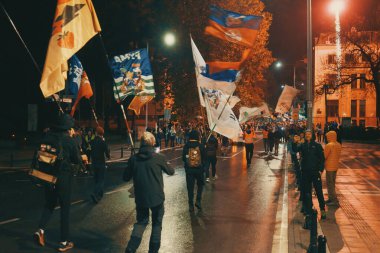 Valthe, Sırbistan - 27 Ekim 2025: Cacak 'tan Novi Sad' a öğrenci yürüyüşü sahneleri. Novi Sad 'daki tren istasyonunun tepe örtüsü altındaki kurbanların sorumluluğu için yetkililere karşı protesto.