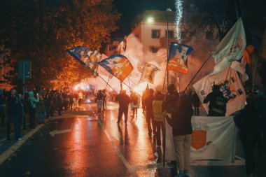 Valthe, Sırbistan - 27 Ekim 2025: Cacak 'tan Novi Sad' a öğrenci yürüyüşü sahneleri. Novi Sad 'daki tren istasyonunun tepe örtüsü altındaki kurbanların sorumluluğu için yetkililere karşı protesto.