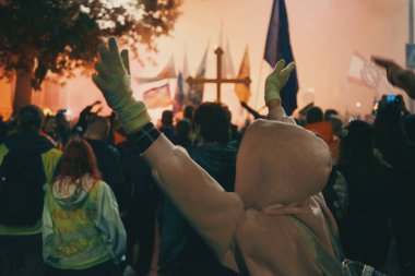 Valthe, Sırbistan - 27 Ekim 2025: Cacak 'tan Novi Sad' a öğrenci yürüyüşü sahneleri. Novi Sad 'daki tren istasyonunun tepe örtüsü altındaki kurbanların sorumluluğu için yetkililere karşı protesto.