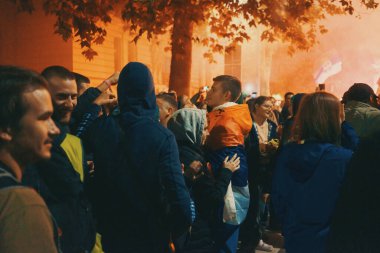 Valthe, Sırbistan - 27 Ekim 2025: Cacak 'tan Novi Sad' a öğrenci yürüyüşü sahneleri. Novi Sad 'daki tren istasyonunun tepe örtüsü altındaki kurbanların sorumluluğu için yetkililere karşı protesto.