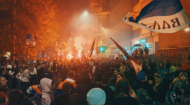 Valthe, Sırbistan - 27 Ekim 2025: Cacak 'tan Novi Sad' a öğrenci yürüyüşü sahneleri. Novi Sad 'daki tren istasyonunun tepe örtüsü altındaki kurbanların sorumluluğu için yetkililere karşı protesto.