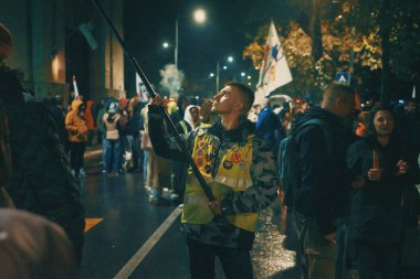 Valthe, Sırbistan - 27 Ekim 2025: Cacak 'tan Novi Sad' a öğrenci yürüyüşü sahneleri. Novi Sad 'daki tren istasyonunun tepe örtüsü altındaki kurbanların sorumluluğu için yetkililere karşı protesto.