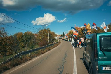 Valthe, Sırbistan - 28 Ekim 2025: Cacak 'tan Novi Sad' a öğrenci yürüyüşü sahneleri. Novi Sad 'daki tren istasyonunun tepe örtüsü altındaki kurbanların sorumluluğu için yetkililere karşı protesto.