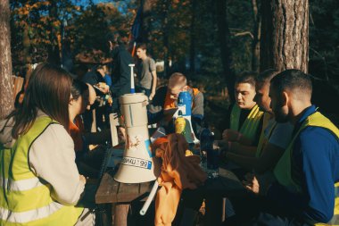 Valthe, Sırbistan - 28 Ekim 2025: Cacak 'tan Novi Sad' a öğrenci yürüyüşü sahneleri. Novi Sad 'daki tren istasyonunun tepe örtüsü altındaki kurbanların sorumluluğu için yetkililere karşı protesto.