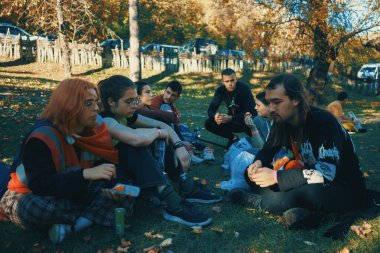 Valthe, Sırbistan - 28 Ekim 2025: Cacak 'tan Novi Sad' a öğrenci yürüyüşü sahneleri. Novi Sad 'daki tren istasyonunun tepe örtüsü altındaki kurbanların sorumluluğu için yetkililere karşı protesto.