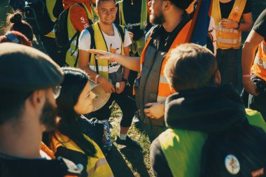 Valthe, Sırbistan - 28 Ekim 2025: Cacak 'tan Novi Sad' a öğrenci yürüyüşü sahneleri. Novi Sad 'daki tren istasyonunun tepe örtüsü altındaki kurbanların sorumluluğu için yetkililere karşı protesto.