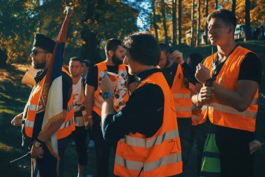 Valthe, Sırbistan - 28 Ekim 2025: Cacak 'tan Novi Sad' a öğrenci yürüyüşü sahneleri. Novi Sad 'daki tren istasyonunun tepe örtüsü altındaki kurbanların sorumluluğu için yetkililere karşı protesto.