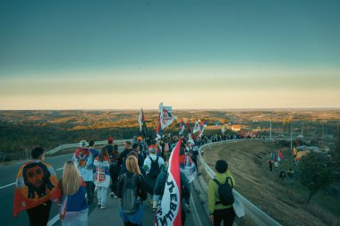 Valthe, Sırbistan - 28 Ekim 2025: Cacak 'tan Novi Sad' a öğrenci yürüyüşü sahneleri. Novi Sad 'daki tren istasyonunun tepe örtüsü altındaki kurbanların sorumluluğu için yetkililere karşı protesto.