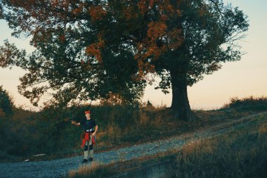 Valthe, Sırbistan - 28 Ekim 2025: Cacak 'tan Novi Sad' a öğrenci yürüyüşü sahneleri. Novi Sad 'daki tren istasyonunun tepe örtüsü altındaki kurbanların sorumluluğu için yetkililere karşı protesto.