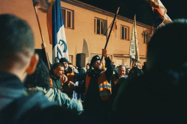 Koceljeva, Sırbistan - 28 Ekim 2025: Cacak 'tan Novi Sad' a öğrenci yürüyüşü sahneleri. Novi Sad 'daki tren istasyonunun tepe örtüsü altındaki kurbanların sorumluluğu için yetkililere karşı protesto.