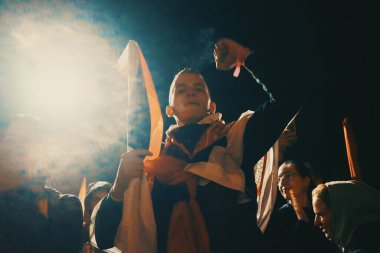 Koceljeva, Sırbistan - 28 Ekim 2025: Cacak 'tan Novi Sad' a öğrenci yürüyüşü sahneleri. Novi Sad 'daki tren istasyonunun tepe örtüsü altındaki kurbanların sorumluluğu için yetkililere karşı protesto.