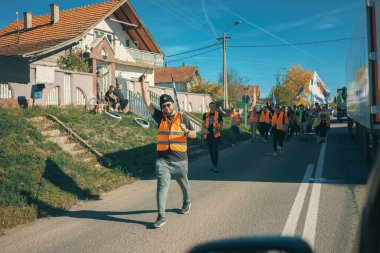 Koceljeva, Sırbistan - 29 Ekim 2025: Cacak 'tan Novi Sad' a öğrenci yürüyüşü sahneleri. Novi Sad 'daki tren istasyonunun tepe örtüsü altındaki kurbanların sorumluluğu için yetkililere karşı protesto.