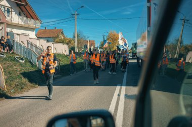 Koceljeva, Sırbistan - 29 Ekim 2025: Cacak 'tan Novi Sad' a öğrenci yürüyüşü sahneleri. Novi Sad 'daki tren istasyonunun tepe örtüsü altındaki kurbanların sorumluluğu için yetkililere karşı protesto.