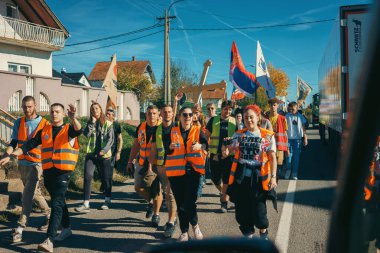 Koceljeva, Sırbistan - 29 Ekim 2025: Cacak 'tan Novi Sad' a öğrenci yürüyüşü sahneleri. Novi Sad 'daki tren istasyonunun tepe örtüsü altındaki kurbanların sorumluluğu için yetkililere karşı protesto.