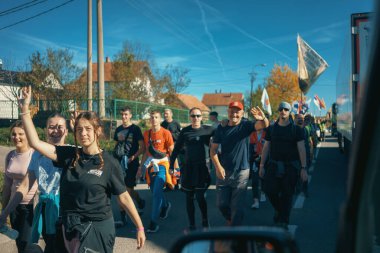 Koceljeva, Sırbistan - 29 Ekim 2025: Cacak 'tan Novi Sad' a öğrenci yürüyüşü sahneleri. Novi Sad 'daki tren istasyonunun tepe örtüsü altındaki kurbanların sorumluluğu için yetkililere karşı protesto.