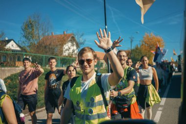 Koceljeva, Sırbistan - 29 Ekim 2025: Cacak 'tan Novi Sad' a öğrenci yürüyüşü sahneleri. Novi Sad 'daki tren istasyonunun tepe örtüsü altındaki kurbanların sorumluluğu için yetkililere karşı protesto.