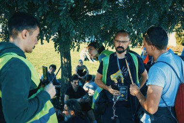 Koceljeva, Sırbistan - 29 Ekim 2025: Cacak 'tan Novi Sad' a öğrenci yürüyüşü sahneleri. Novi Sad 'daki tren istasyonunun tepe örtüsü altındaki kurbanların sorumluluğu için yetkililere karşı protesto.