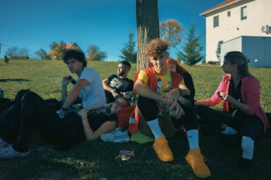 Koceljeva, Sırbistan - 29 Ekim 2025: Cacak 'tan Novi Sad' a öğrenci yürüyüşü sahneleri. Novi Sad 'daki tren istasyonunun tepe örtüsü altındaki kurbanların sorumluluğu için yetkililere karşı protesto.