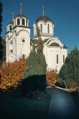 Sırbistan 'ın Sabac yakınlarındaki Ortodoks Kilisesi, güneşli bir sonbahar gününde.