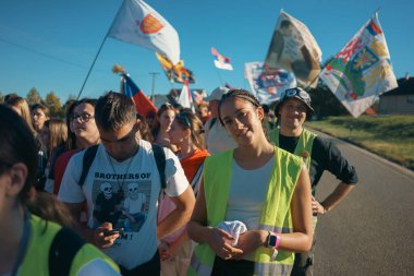 Koceljeva, Sırbistan - 29 Ekim 2025: Cacak 'tan Novi Sad' a öğrenci yürüyüşü sahneleri. Novi Sad 'daki tren istasyonunun tepe örtüsü altındaki kurbanların sorumluluğu için yetkililere karşı protesto.