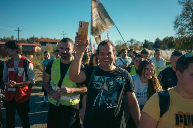 Koceljeva, Sırbistan - 29 Ekim 2025: Cacak 'tan Novi Sad' a öğrenci yürüyüşü sahneleri. Novi Sad 'daki tren istasyonunun tepe örtüsü altındaki kurbanların sorumluluğu için yetkililere karşı protesto.