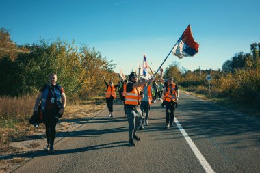 Koceljeva, Sırbistan - 29 Ekim 2025: Cacak 'tan Novi Sad' a öğrenci yürüyüşü sahneleri. Novi Sad 'daki tren istasyonunun tepe örtüsü altındaki kurbanların sorumluluğu için yetkililere karşı protesto.