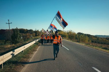 Koceljeva, Sırbistan - 29 Ekim 2025: Cacak 'tan Novi Sad' a öğrenci yürüyüşü sahneleri. Novi Sad 'daki tren istasyonunun tepe örtüsü altındaki kurbanların sorumluluğu için yetkililere karşı protesto.