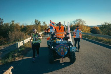 Koceljeva, Sırbistan - 29 Ekim 2025: Cacak 'tan Novi Sad' a öğrenci yürüyüşü sahneleri. Novi Sad 'daki tren istasyonunun tepe örtüsü altındaki kurbanların sorumluluğu için yetkililere karşı protesto.