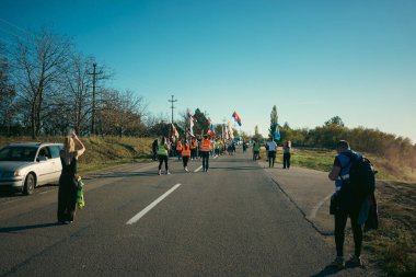 Koceljeva, Sırbistan - 29 Ekim 2025: Cacak 'tan Novi Sad' a öğrenci yürüyüşü sahneleri. Novi Sad 'daki tren istasyonunun tepe örtüsü altındaki kurbanların sorumluluğu için yetkililere karşı protesto.