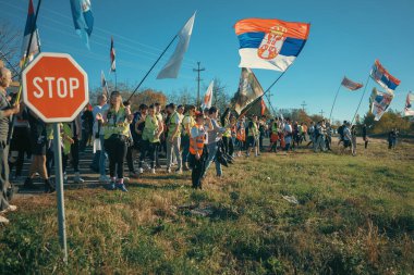 Koceljeva, Sırbistan - 29 Ekim 2025: Cacak 'tan Novi Sad' a öğrenci yürüyüşü sahneleri. Novi Sad 'daki tren istasyonunun tepe örtüsü altındaki kurbanların sorumluluğu için yetkililere karşı protesto.