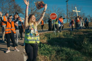 Koceljeva, Sırbistan - 29 Ekim 2025: Cacak 'tan Novi Sad' a öğrenci yürüyüşü sahneleri. Novi Sad 'daki tren istasyonunun tepe örtüsü altındaki kurbanların sorumluluğu için yetkililere karşı protesto.