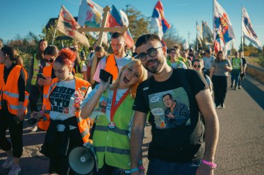 Koceljeva, Sırbistan - 29 Ekim 2025: Cacak 'tan Novi Sad' a öğrenci yürüyüşü sahneleri. Novi Sad 'daki tren istasyonunun tepe örtüsü altındaki kurbanların sorumluluğu için yetkililere karşı protesto.