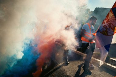 Koceljeva, Sırbistan - 29 Ekim 2025: Cacak 'tan Novi Sad' a öğrenci yürüyüşü sahneleri. Novi Sad 'daki tren istasyonunun tepe örtüsü altındaki kurbanların sorumluluğu için yetkililere karşı protesto.