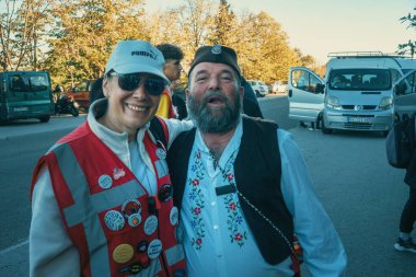 Koceljeva, Sırbistan - 29 Ekim 2025: Cacak 'tan Novi Sad' a öğrenci yürüyüşü sahneleri. Novi Sad 'daki tren istasyonunun tepe örtüsü altındaki kurbanların sorumluluğu için yetkililere karşı protesto.