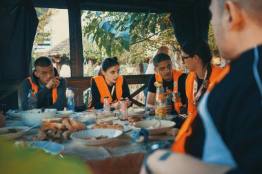 Koceljeva, Sırbistan - 29 Ekim 2025: Cacak 'tan Novi Sad' a öğrenci yürüyüşü sahneleri. Novi Sad 'daki tren istasyonunun tepe örtüsü altındaki kurbanların sorumluluğu için yetkililere karşı protesto.