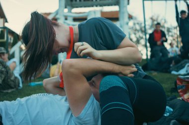 Koceljeva, Sırbistan - 29 Ekim 2025: Cacak 'tan Novi Sad' a öğrenci yürüyüşü sahneleri. Novi Sad 'daki tren istasyonunun tepe örtüsü altındaki kurbanların sorumluluğu için yetkililere karşı protesto.