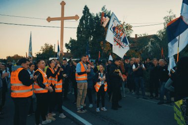 Koceljeva, Sırbistan - 29 Ekim 2025: Cacak 'tan Novi Sad' a öğrenci yürüyüşü sahneleri. Novi Sad 'daki tren istasyonunun tepe örtüsü altındaki kurbanların sorumluluğu için yetkililere karşı protesto.
