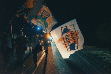 Sabac, Sırbistan - 29 Ekim 2025: Cacak 'tan Novi Sad' a öğrenci yürüyüşü sahneleri. Novi Sad 'daki tren istasyonunun tepe örtüsü altındaki kurbanların sorumluluğu için yetkililere karşı protesto.