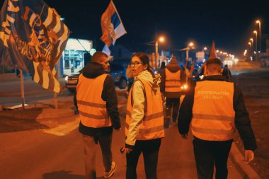 Sabac, Sırbistan - 29 Ekim 2025: Cacak 'tan Novi Sad' a öğrenci yürüyüşü sahneleri. Novi Sad 'daki tren istasyonunun tepe örtüsü altındaki kurbanların sorumluluğu için yetkililere karşı protesto.