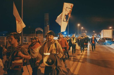 Sabac, Sırbistan - 29 Ekim 2025: Cacak 'tan Novi Sad' a öğrenci yürüyüşü sahneleri. Novi Sad 'daki tren istasyonunun tepe örtüsü altındaki kurbanların sorumluluğu için yetkililere karşı protesto.