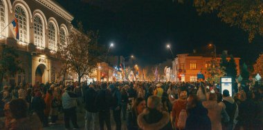 Sabac, Sırbistan - 29 Ekim 2025: Cacak 'tan Novi Sad' a öğrenci yürüyüşü sahneleri. Novi Sad 'daki tren istasyonunun tepe örtüsü altındaki kurbanların sorumluluğu için yetkililere karşı protesto.