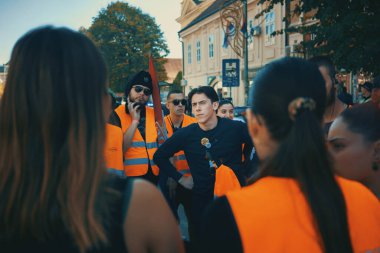 Ruma, Sırbistan - 31 Ekim 2025: Cacak 'tan Novi Sad' a öğrenci yürüyüşü sahneleri. Novi Sad 'daki tren istasyonunun tepe örtüsü altındaki kurbanların sorumluluğu için yetkililere karşı protesto.