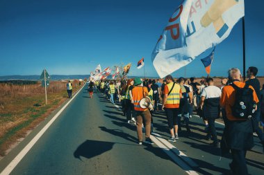 Ruma, Sırbistan - 31 Ekim 2025: Cacak 'tan Novi Sad' a öğrenci yürüyüşü sahneleri. Novi Sad 'daki tren istasyonunun tepe örtüsü altındaki kurbanların sorumluluğu için yetkililere karşı protesto.